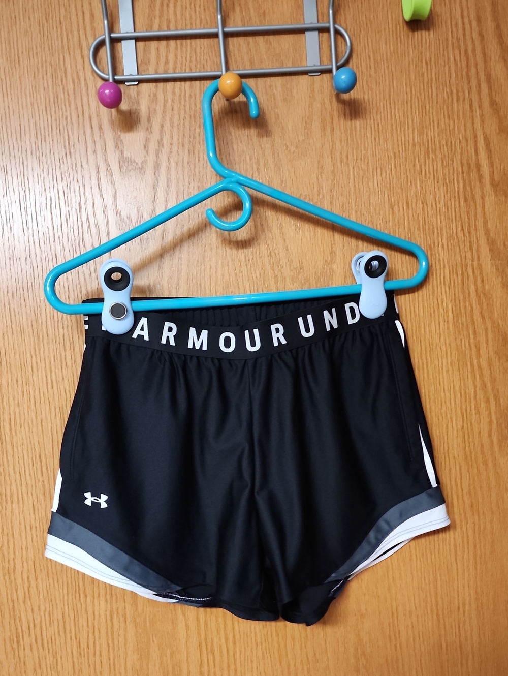 Under Armour Black Women Athletic Shorts with White Trim S number 162 ..pockets